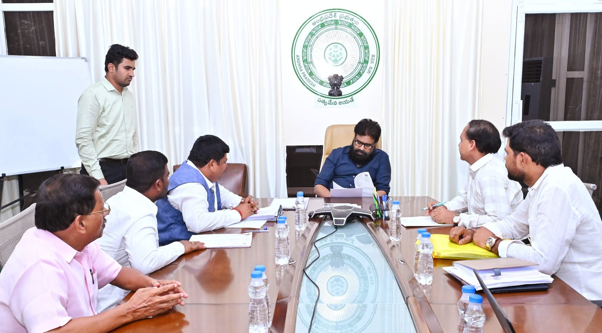 పవన్ కళ్యాణ్ ని  కలిసిన ఆల్ ఇండియా బంజారా సేవా సంఘ్