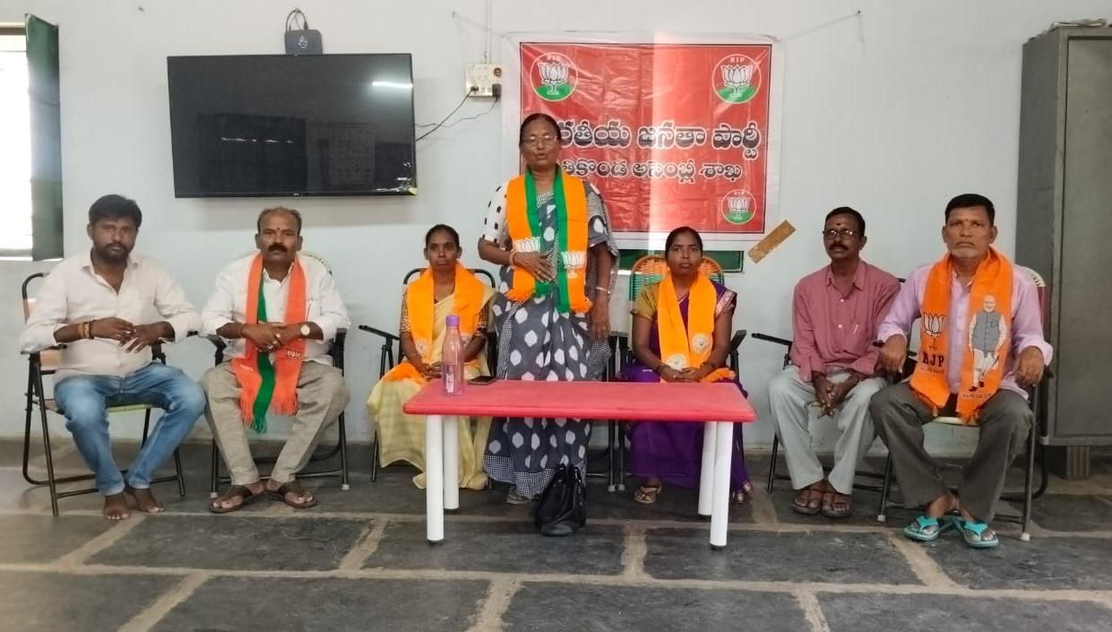 చట్ట సభల్లో మహిళలకు 33% రిజర్వేషన్ బీజేపీ కృషి  చేయాలి 