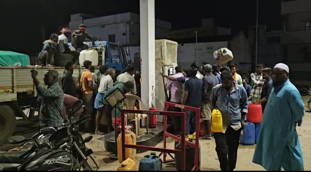  పెట్రోల్ బంకుల వద్ద వాహనదారులు బార్లు.. ట్రాఫిక్ అంతరాయం