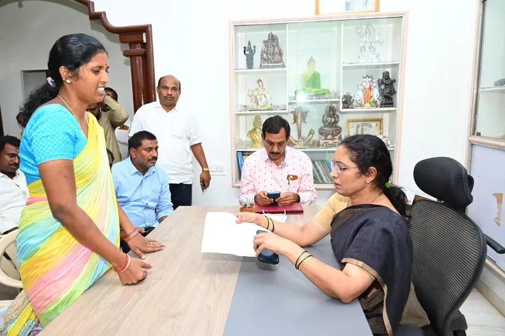 ప్రజా ఫిర్యాదులను స్వీకరించిన ఎమ్మెల్యే