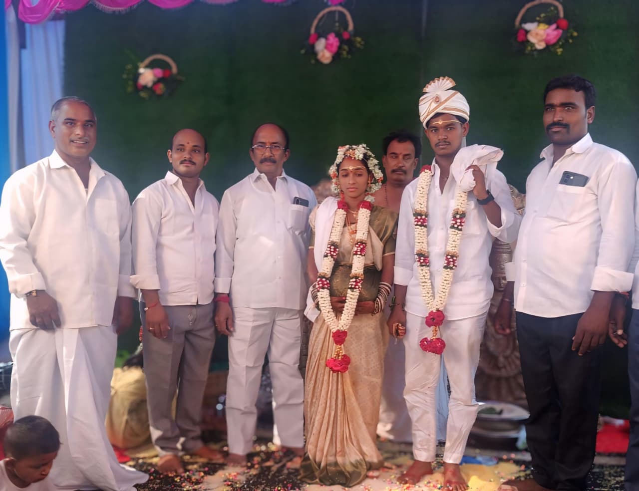 వివాహానికి హాజరైన వైయస్సార్సీపి రైతు విభాగపు రాష్ట్ర కార్యదర్శి ఎం శ్రీనివాస్ రెడ్డి వివాహానికి హాజరైన వైయస్సార్సీపి రైతు విభాగపు రాష్ట్ర కార్యదర్శి ఎం శ్రీనివాస్ రెడ్డి