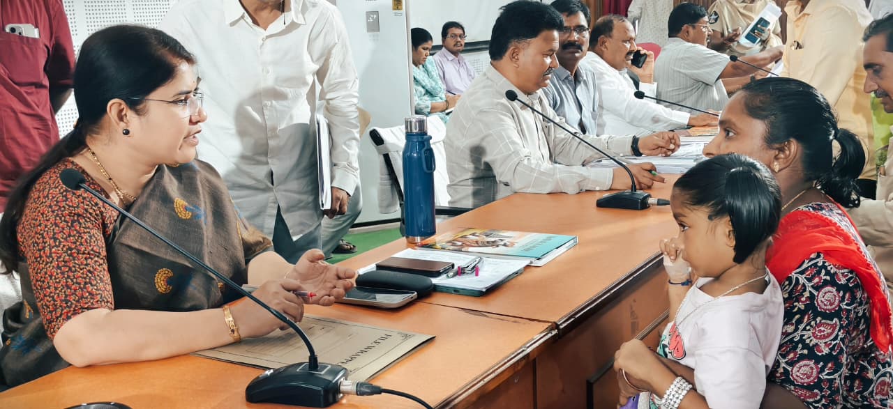 10 మంది అధికారులకు షోకాజ్ నోటీసులు