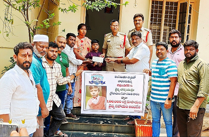 చిన్నారి రఘువరన్ కు లక్ష రూపాయల చెక్కు అందజేత