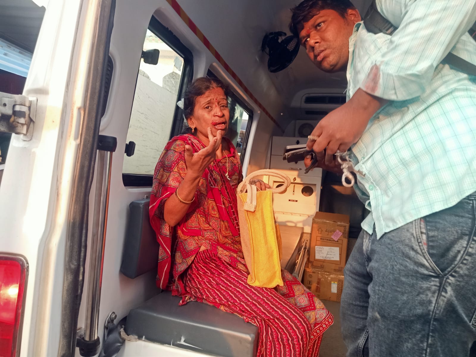 రోడ్డు ప్రమాదంలో మహిళా పోలీస్ కు తీవ్ర గాయాలు