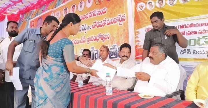 రచ్చ బండ కార్యక్రమంలో ఎమ్మెల్యే కోట్ల జయసూర్య ప్రకాష్ రెడ్డి రచ్చ బండ కార్యక్రమంలో ఎమ్మెల్యే కోట్ల జయసూర్య ప్రకాష్ రెడ్డి