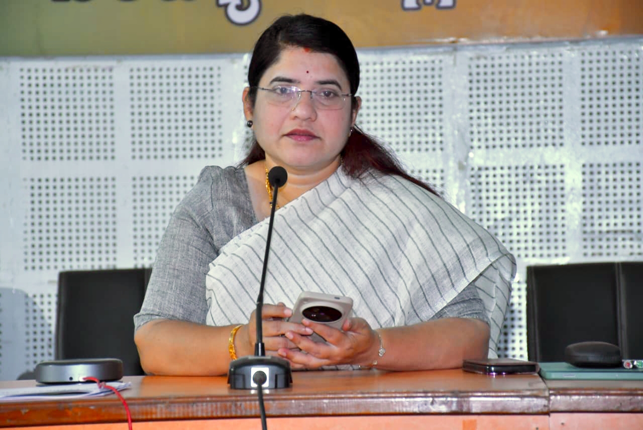 అధికారులపై అసంతృప్తి వ్యక్తం చేసిన జిల్లా కలెక్టర్