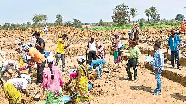 తుగ్గలిలో ఉపాధి హామీ నయా మోసం… ఊరికో ఏజెంట్ తో డబ్బులు వసూలు చేస్తున్న అధికారులు