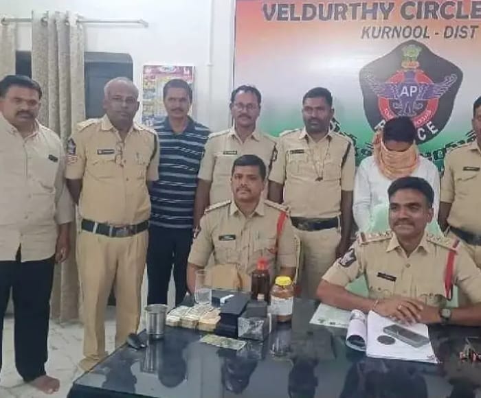 ఆశ చూపించాడు.. బ్లాక్ మనీ అంటే ‘నల్ల రంగు’ నోట్లనుకున్నాడు.. ట్విస్ట్ అదిరింది బాసూ..! ఆశ చూపించాడు.. బ్లాక్ మనీ అంటే ‘నల్ల రంగు’ నోట్లనుకున్నాడు.. ట్విస్ట్ అదిరింది బాసూ..!