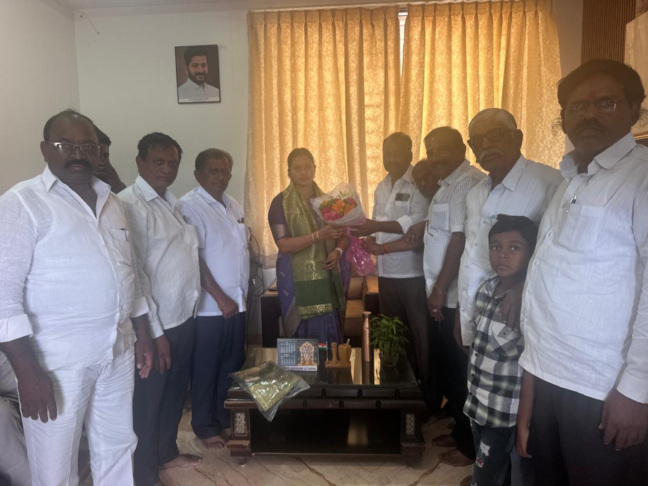 తెలంగాణ రాష్ట్ర గొర్రెల మేకల కార్పొరేషన్ చైర్మన్ ను సన్మానించిన కర్నూలు జిల్లా కురువ సంఘం తెలంగాణ రాష్ట్ర గొర్రెల మేకల కార్పొరేషన్ చైర్మన్ ను సన్మానించిన కర్నూలు జిల్లా కురువ సంఘం