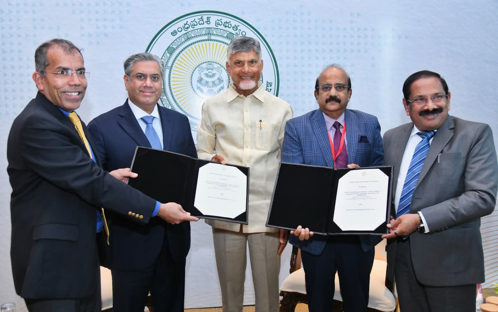 రాష్ట్రానికి వరదలా పెట్టుబడులు… చరిత్రలో ఎన్నడూ లేని విధంగా ఎంఓయూల ఛేజింగ్ రాష్ట్రానికి వరదలా పెట్టుబడులు… చరిత్రలో ఎన్నడూ లేని విధంగా ఎంఓయూల ఛేజింగ్