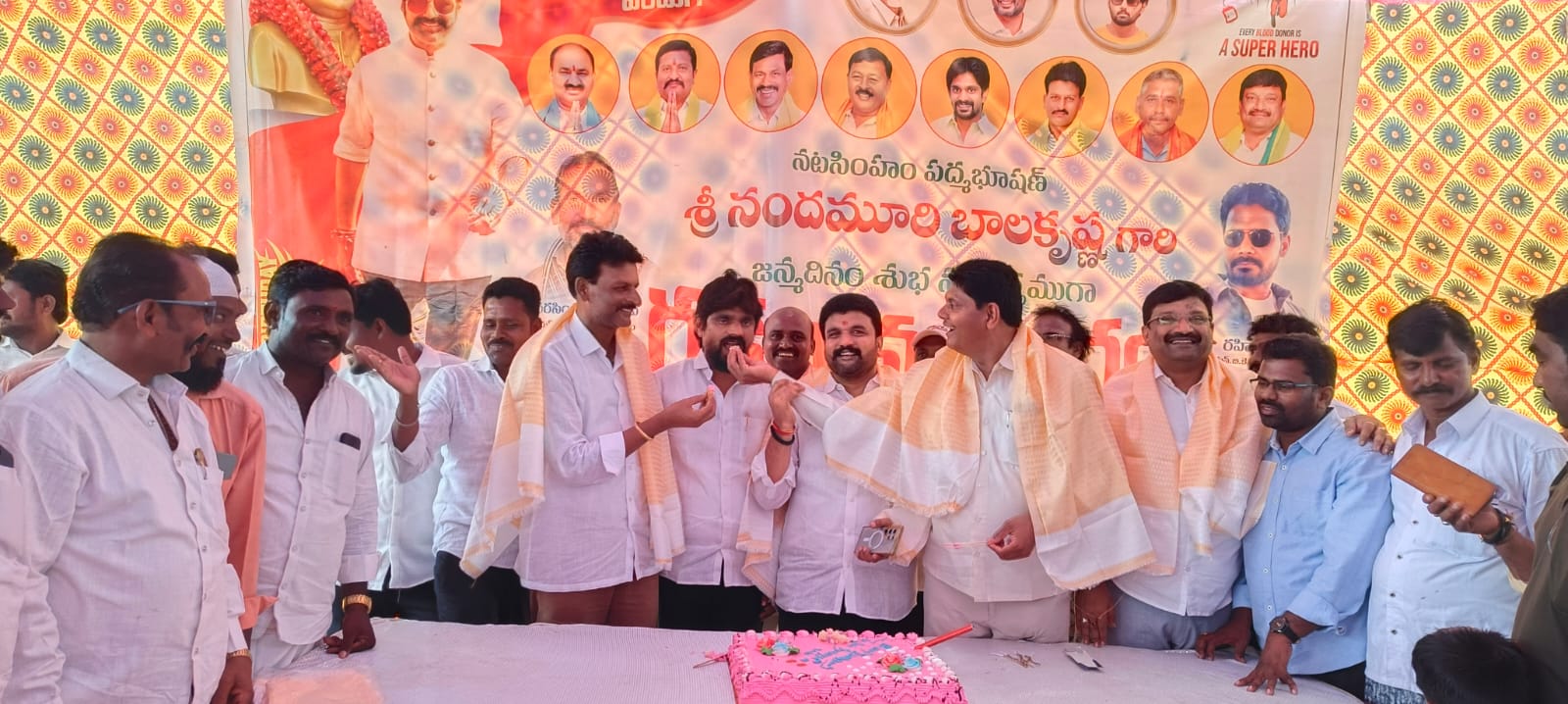 బాలయ్య జన్మదినానికి హాజరైన మంత్రాలయం సొసైటీ చైర్మన్ రామకృష్ణారెడ్డి బాలయ్య జన్మదినానికి హాజరైన మంత్రాలయం సొసైటీ చైర్మన్ రామకృష్ణారెడ్డి