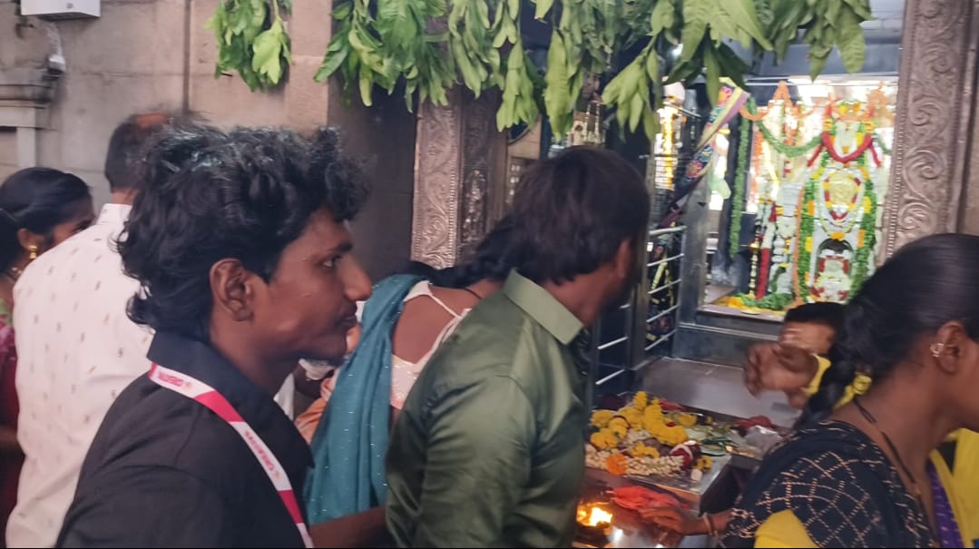 సెక్యూరిటీ చేతివాటం ఆగ్రహించిన భక్తులు