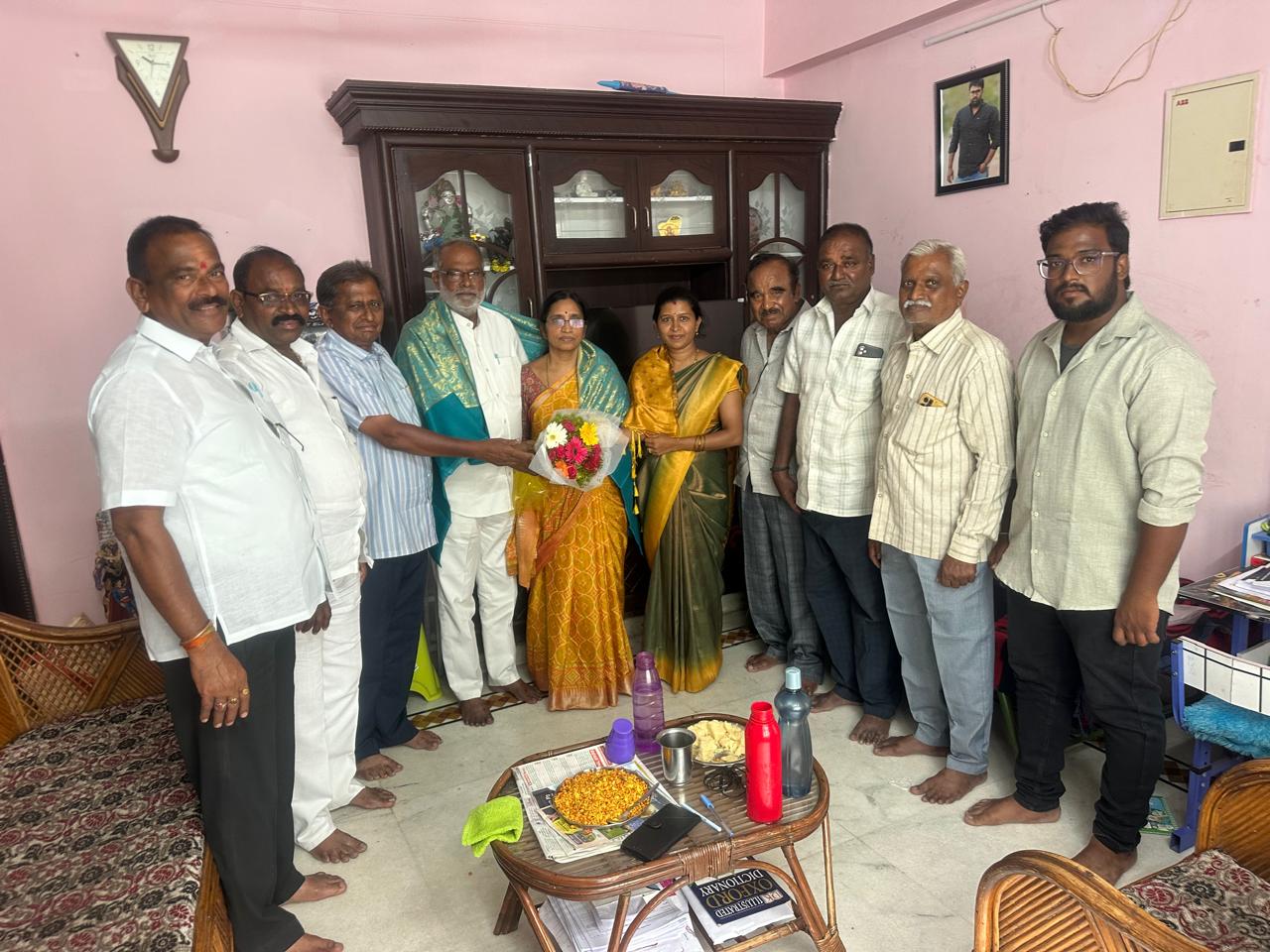 గడ్డం రామకృష్ణ దంపతులను మర్యాదపూర్వకంగా కలిసిన కురువ సంఘం