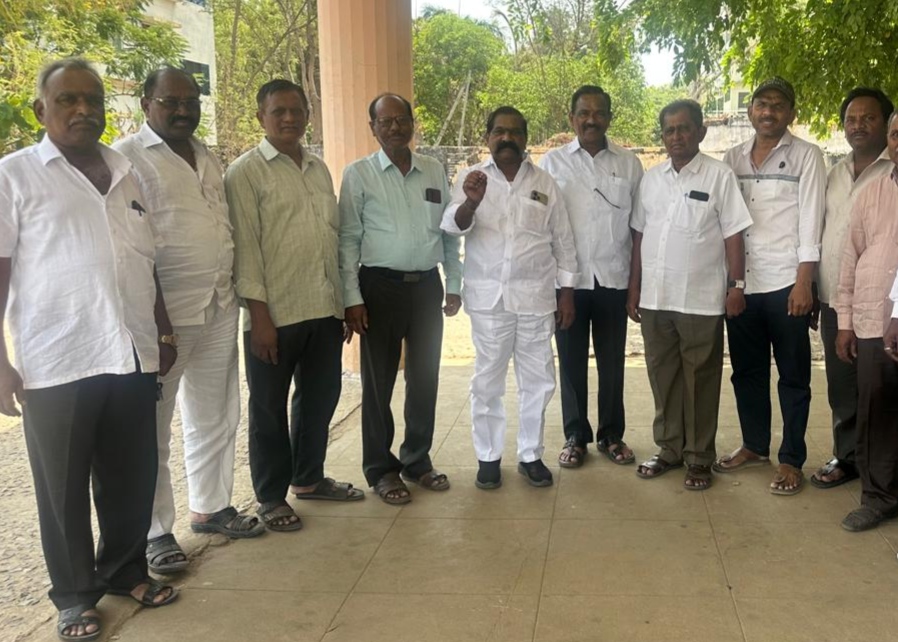 కురువలపై దాడి చేసిన వారిపై చర్యలు తీసుకోవాలి.. కర్నూలు జిల్లా కురువ సంఘం కురువలపై దాడి చేసిన వారిపై చర్యలు తీసుకోవాలి.. కర్నూలు జిల్లా కురువ సంఘం
