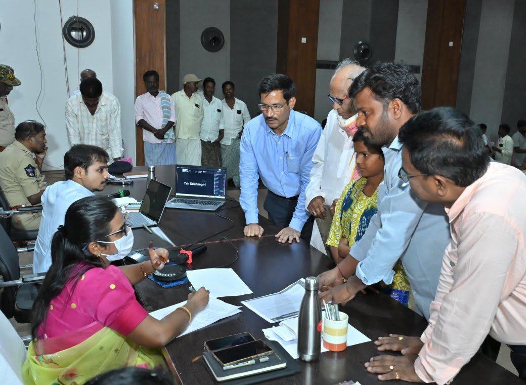 ప్రజా ఫిర్యాదులను పరిష్కరించండి : కలెక్టర్ ప్రజా ఫిర్యాదులను పరిష్కరించండి : కలెక్టర్
