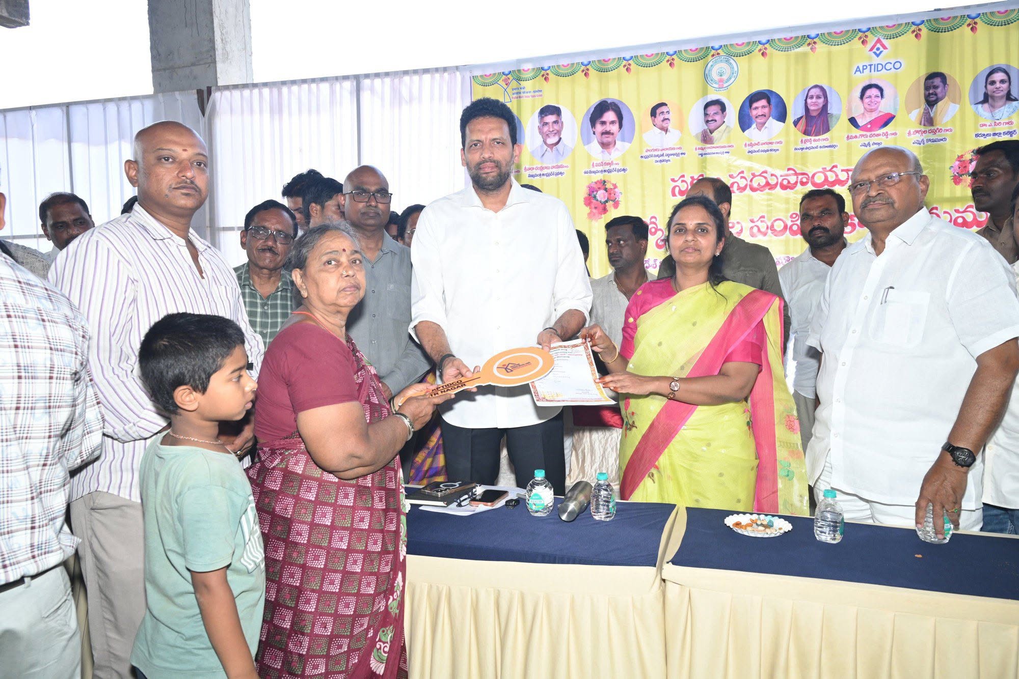 టిడ్ కో గృహా లను లబ్ధిదారులకు అందించిన మంత్రి టిజి భరత్ గుప్త