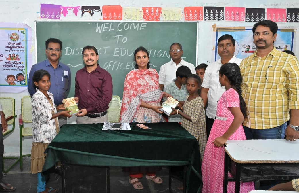 తుగ్గలి జెడ్పీ ఉన్నత పాఠశాలలో విద్యార్థులకు పాఠ్యపుస్తకాల పంపిణీ తుగ్గలి జెడ్పీ ఉన్నత పాఠశాలలో విద్యార్థులకు పాఠ్యపుస్తకాల పంపిణీ