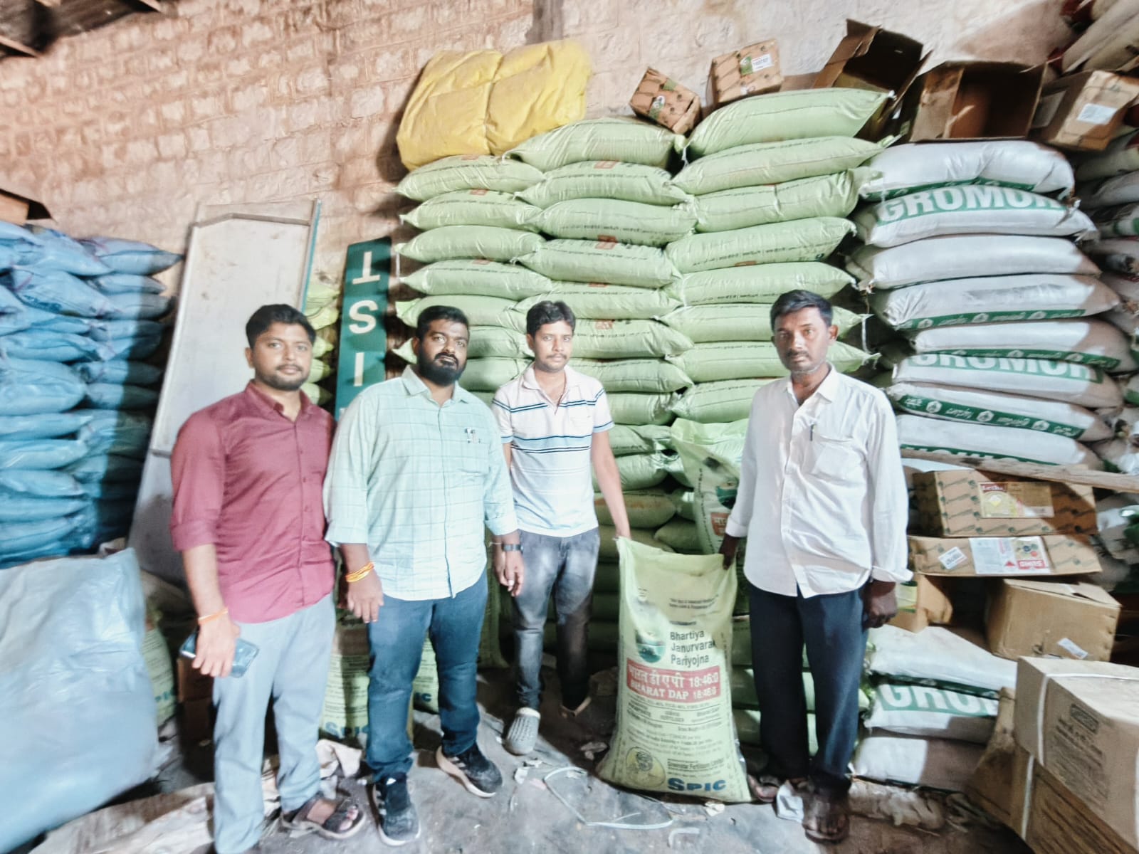 రైతులకు ఎరువుల పంపిణీ…ఏవో వెంకట రాముడు రైతులకు ఎరువుల పంపిణీ…ఏవో వెంకట రాముడు