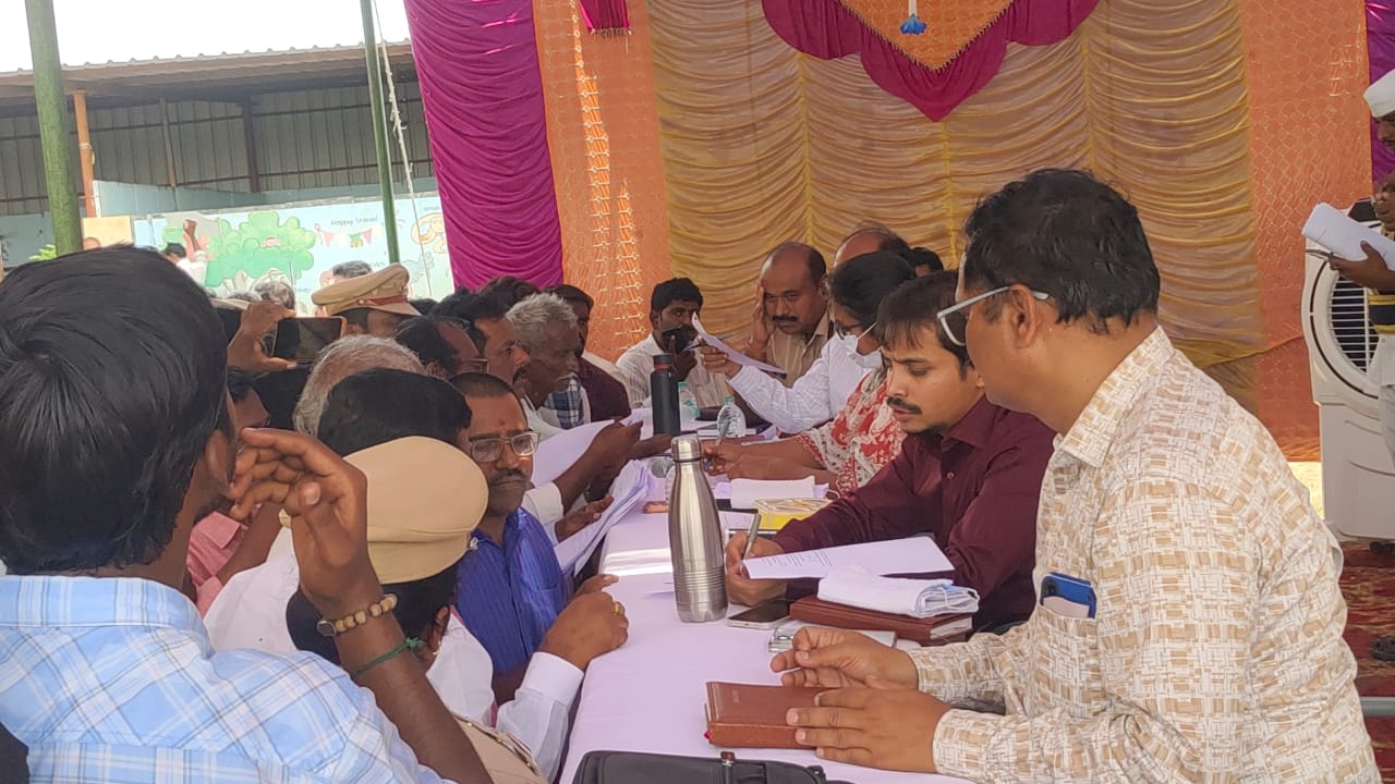 ప్రభుత్వ భూముల ఆక్రమణపై కలెక్టర్ కు ఫిర్యాదు చేసిన ఎమ్మార్పీఎస్ నాయకులు ప్రభుత్వ భూముల ఆక్రమణపై కలెక్టర్ కు ఫిర్యాదు చేసిన ఎమ్మార్పీఎస్ నాయకులు