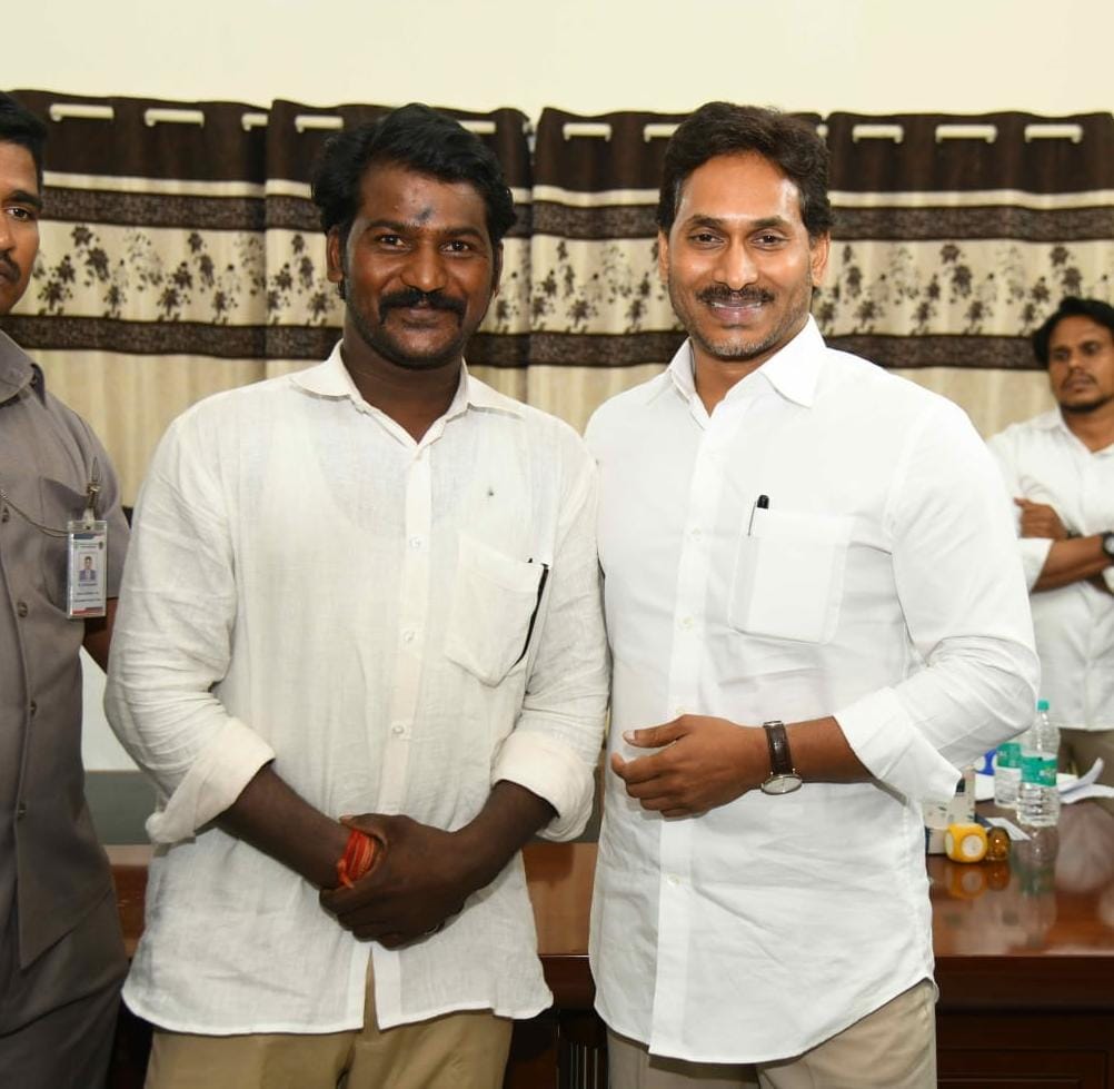 పులివెందులలో మాజీ సీఎం వైఎస్ జగన్‌ను కలిసిన కోతికొండ బోయ వెంకటేష్