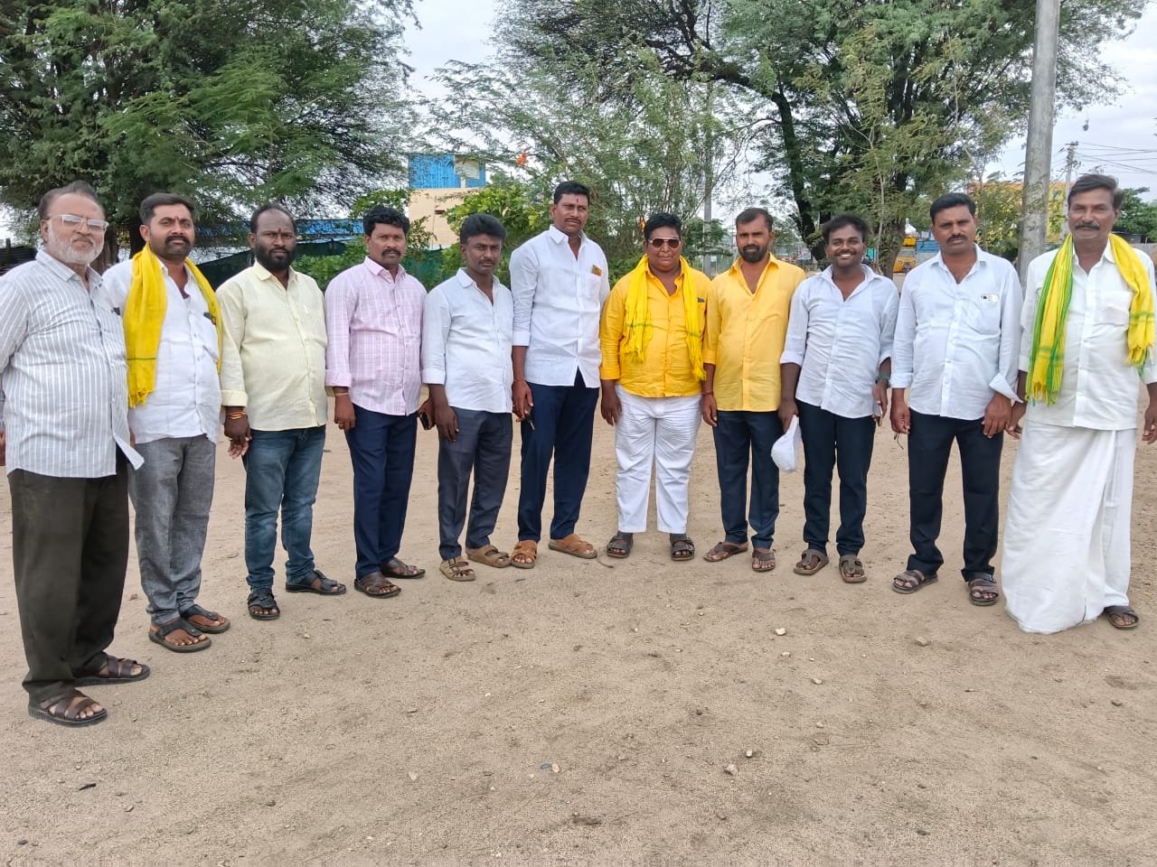 ఆస్పరిలో సీఎం సభకు తుగ్గలి నుంచి భారీగా తరలిన టీడీపీ శ్రేణులు ఆస్పరిలో సీఎం సభకు తుగ్గలి నుంచి భారీగా తరలిన టీడీపీ శ్రేణులు