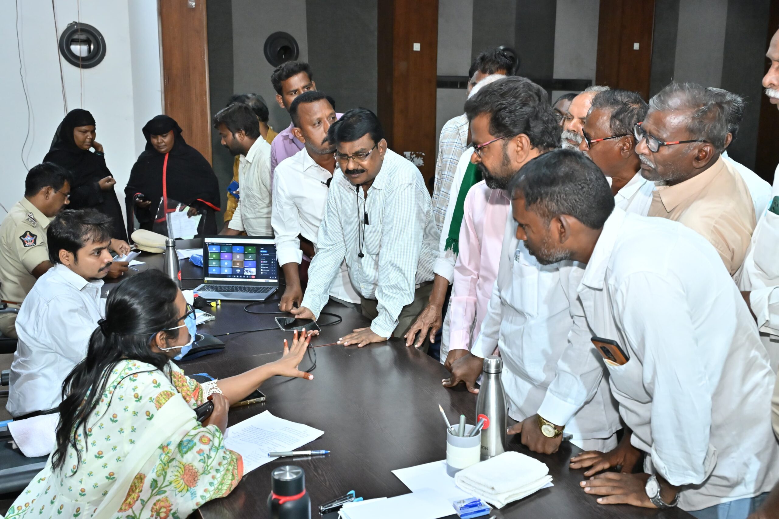 హంద్రీ నదికి వెంటనే హంద్రీ నీవా నీటిని విడుదల చేయాలి హంద్రీ నదికి వెంటనే హంద్రీ నీవా నీటిని విడుదల చేయాలి