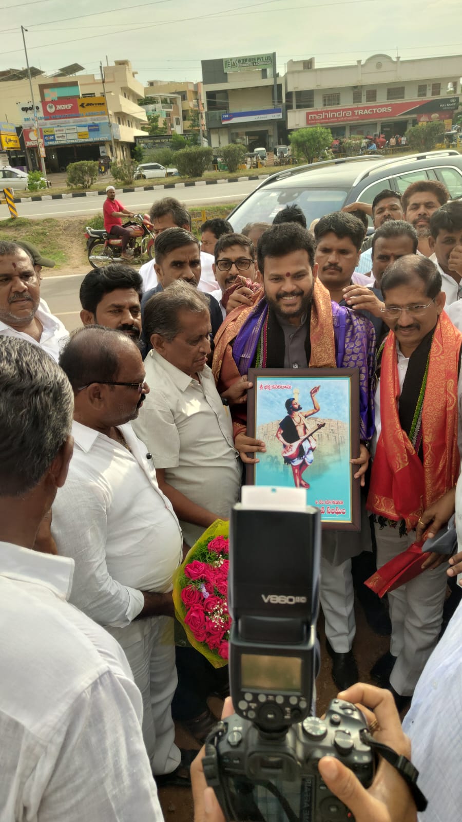 కేంద్ర మంత్రిని మర్యాదపూర్వకంగా కలిసిన జిల్లా కురవ సంఘం నాయకులు