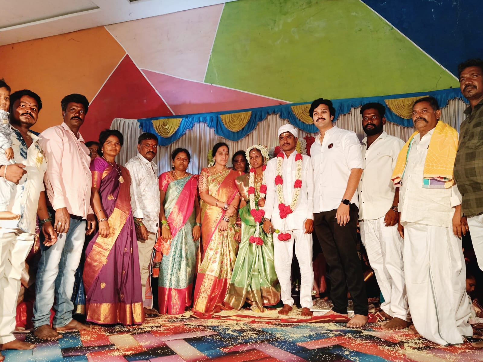 నూతన దంపతులకు శుభాకాంక్షలు తెలిపిన మాజీ జడ్పీటీసీ వరలక్ష్మి