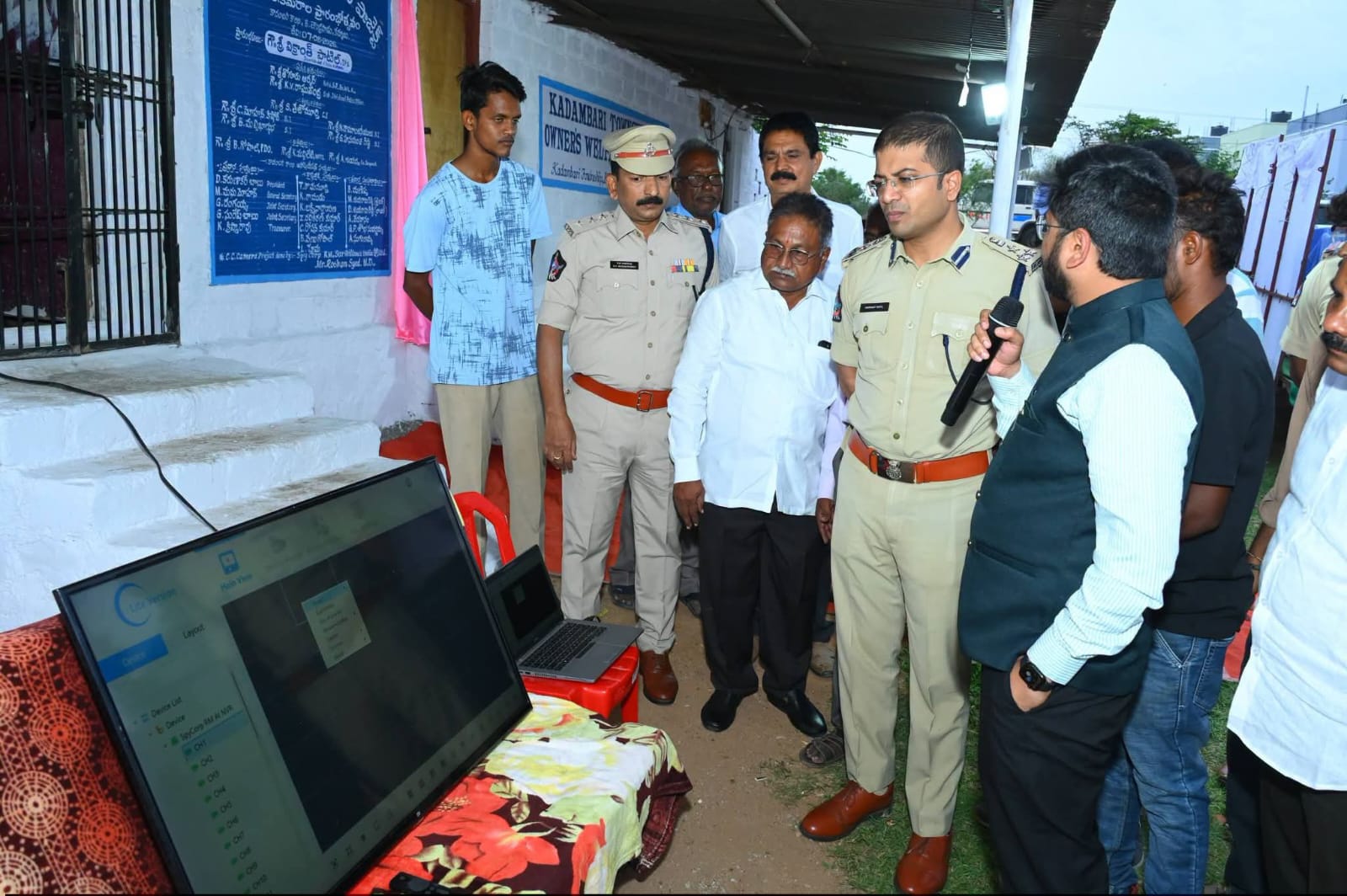 ప్రజల భాగస్వామ్యంతో నిఘా వ్యవస్థను మరింత బలోపేతం చేయాలి ప్రజల భాగస్వామ్యంతో నిఘా వ్యవస్థను మరింత బలోపేతం చేయాలి