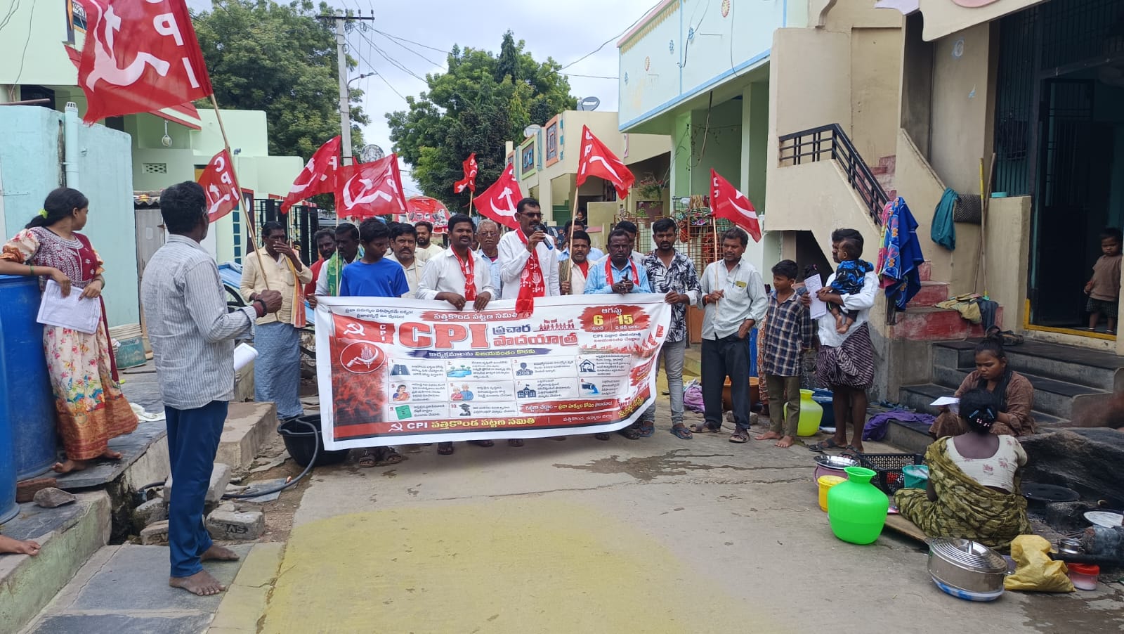 రోడ్డు ప్రమాదాలు జరుగుతున్నా నిద్రమత్తులో ఆర్ అండ్ బి అధికారులు: సిపిఐ