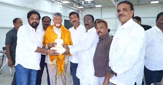 ఉద్యోగులకు తీపి కబురు: 12వ పీఆర్సీకి సీఎం గ్రీన్ సిగ్నల్ ఉద్యోగులకు తీపి కబురు: 12వ పీఆర్సీకి సీఎం గ్రీన్ సిగ్నల్