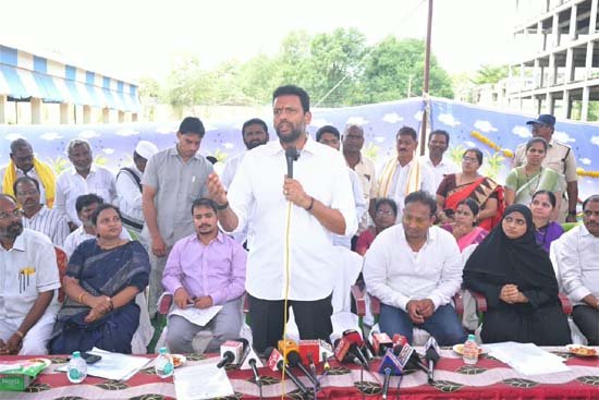 వ్యవసాయ మార్కెట్ యార్డులో రూ.50 లక్షలతో నూతన షెడ్ నిర్మాణానికి శంకుస్థాపన వ్యవసాయ మార్కెట్ యార్డులో రూ.50 లక్షలతో నూతన షెడ్ నిర్మాణానికి శంకుస్థాపన